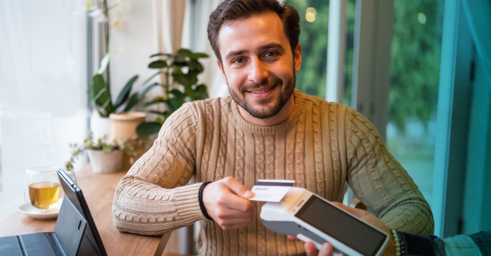 POS terminál borravaló kezelés: Hogyan működik a jatt követés bankkártyás fizetésnél?